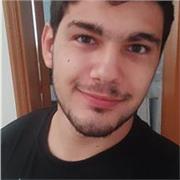 Ragazzo che ama la storia e cerca di fare qualcosa di utile per gli altri. Spiccate doti comunicative e soprattutto simpatia